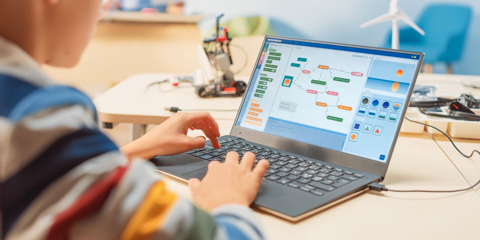 /sv/images/child-learning-programming-on-laptop.jpg