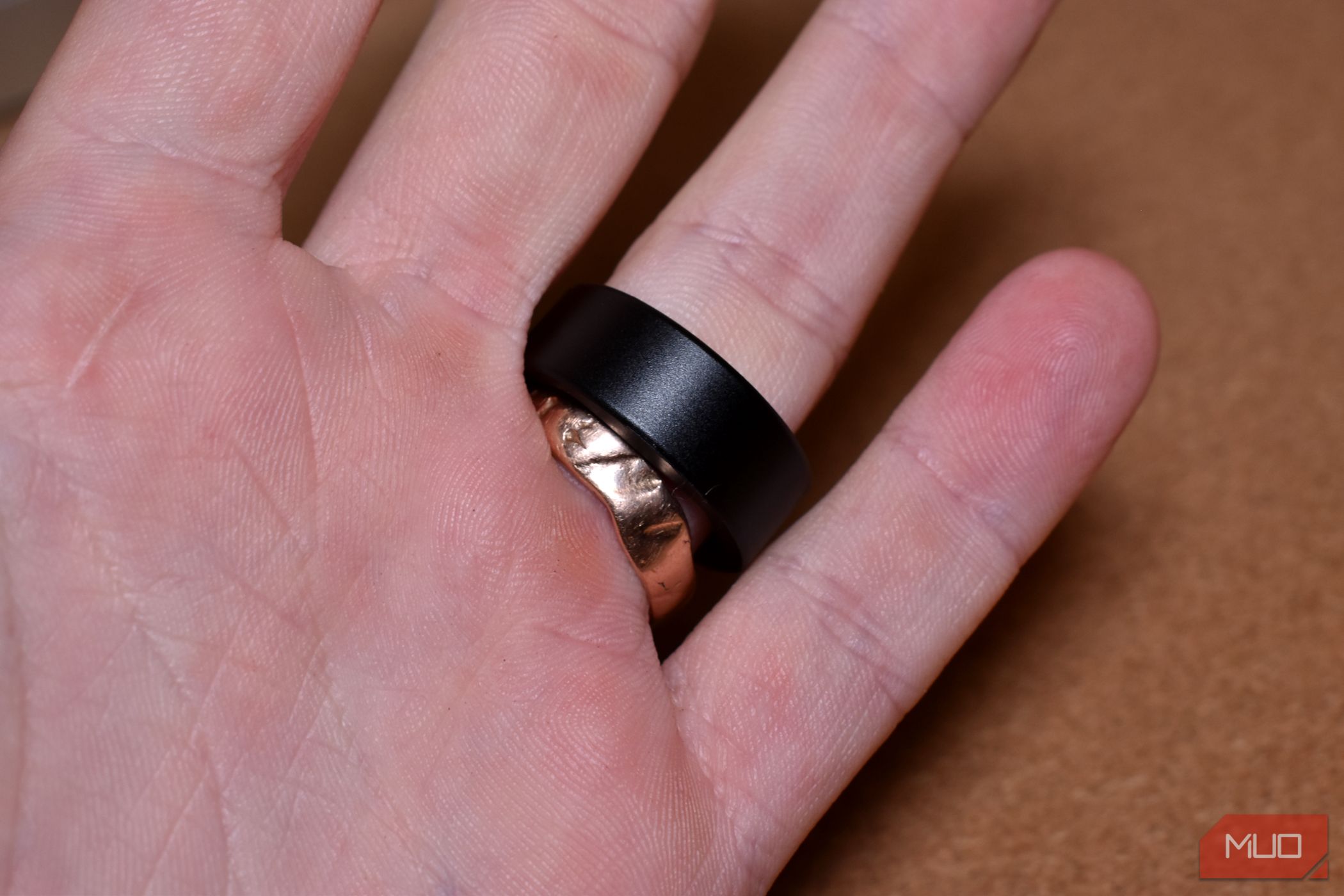 /sv/images/circular-ring-slim-alongside-other-ring-example-underside.jpg