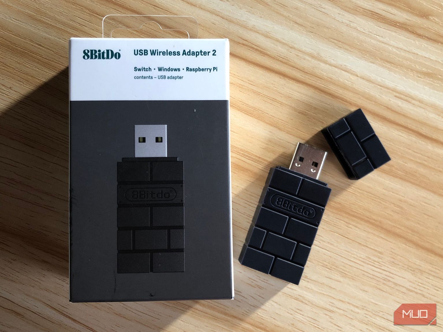 /sv/images/close-up-of-8bitdo-wireless-adapter-2-box-and-component.jpg