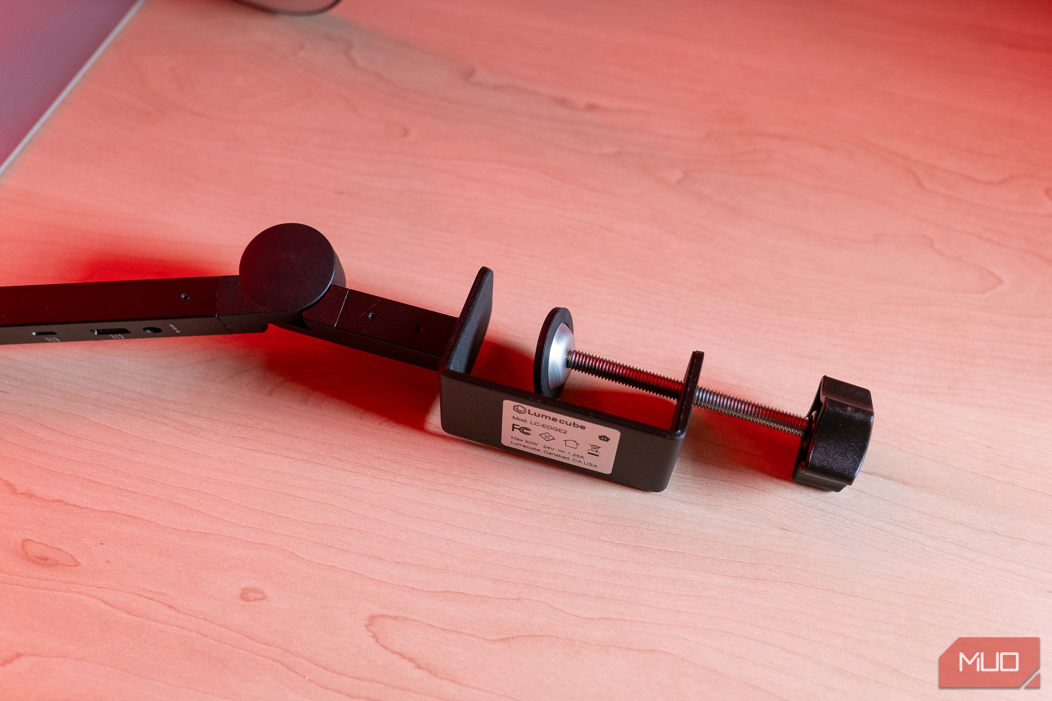 /sv/images/close-up-of-the-vice-mount-on-the-lume-cube-edge-light-2jpg_53531152605_o.jpg