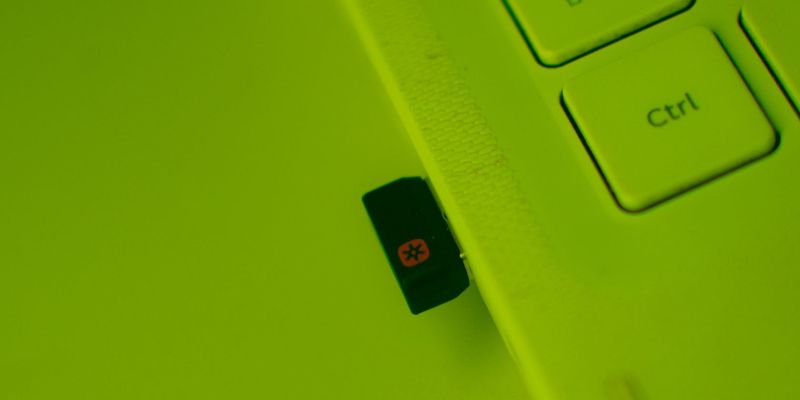 /sv/images/close-up-photograph-of-a-usb-device-plugged-into-laptop.jpg