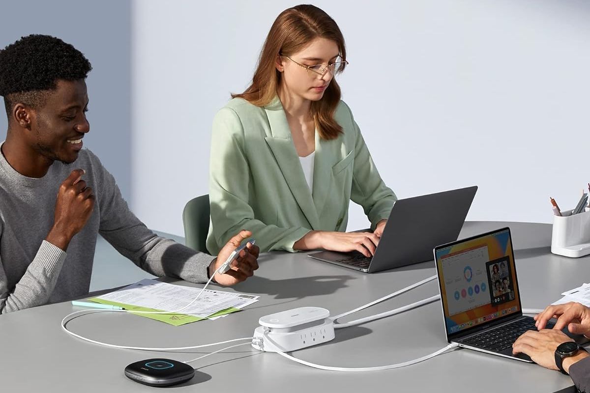 /sv/images/coworkers-charge-their-computers-with-the-anker-467-charging-station.jpg