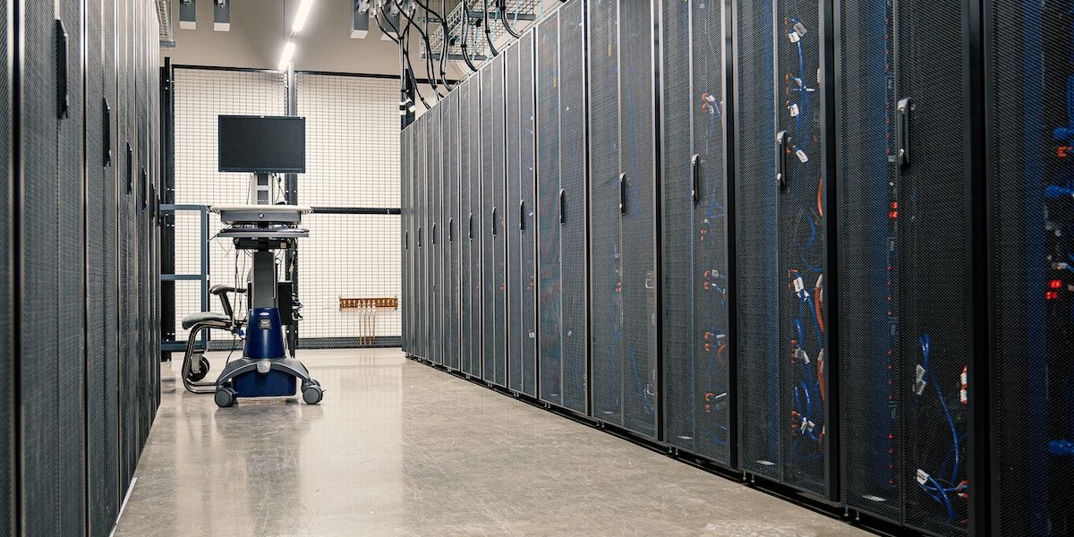 /sv/images/database-racks-at-data-center.jpg