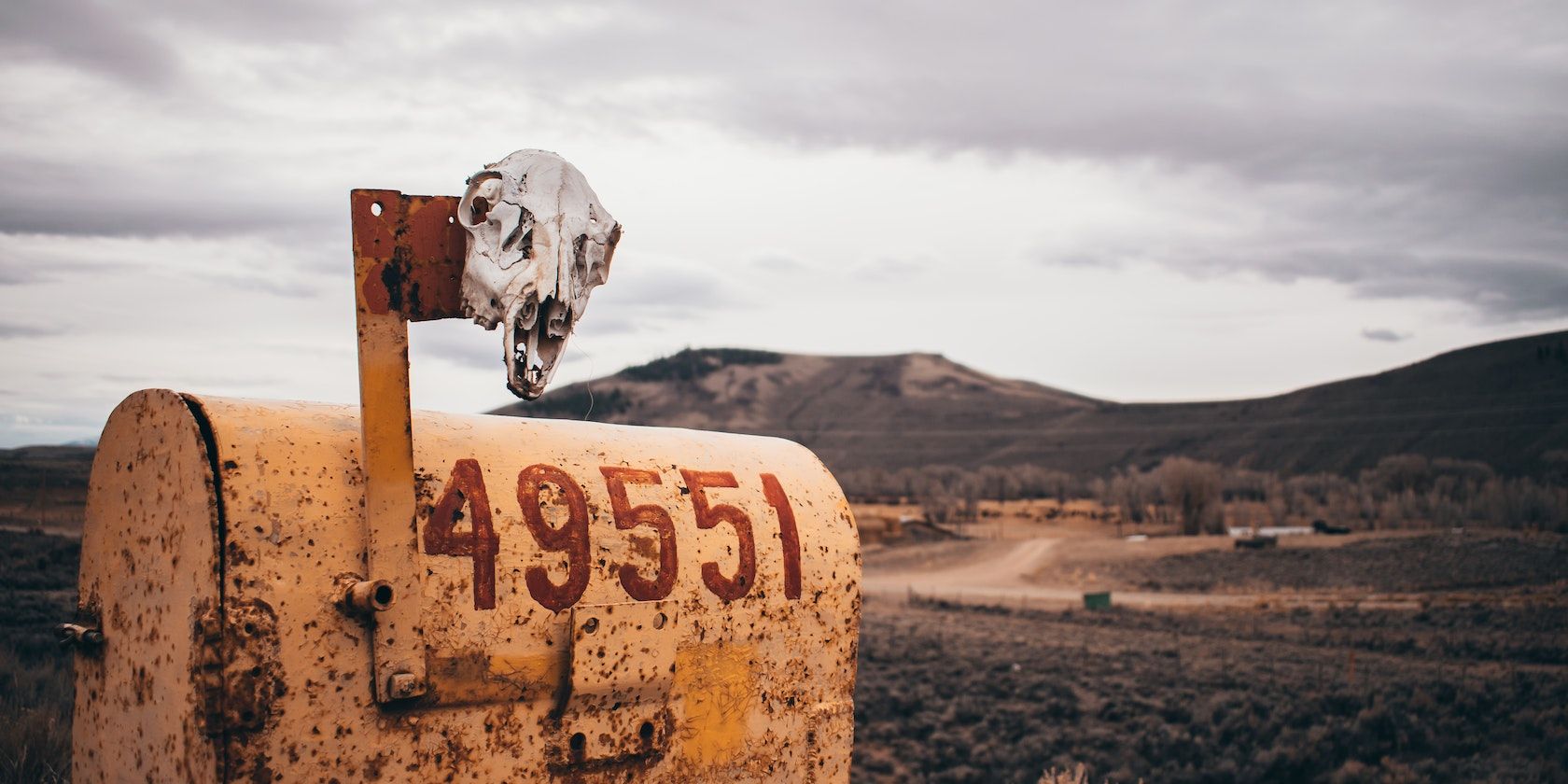 /sv/images/desert-mailbox-with-a-skull.jpg