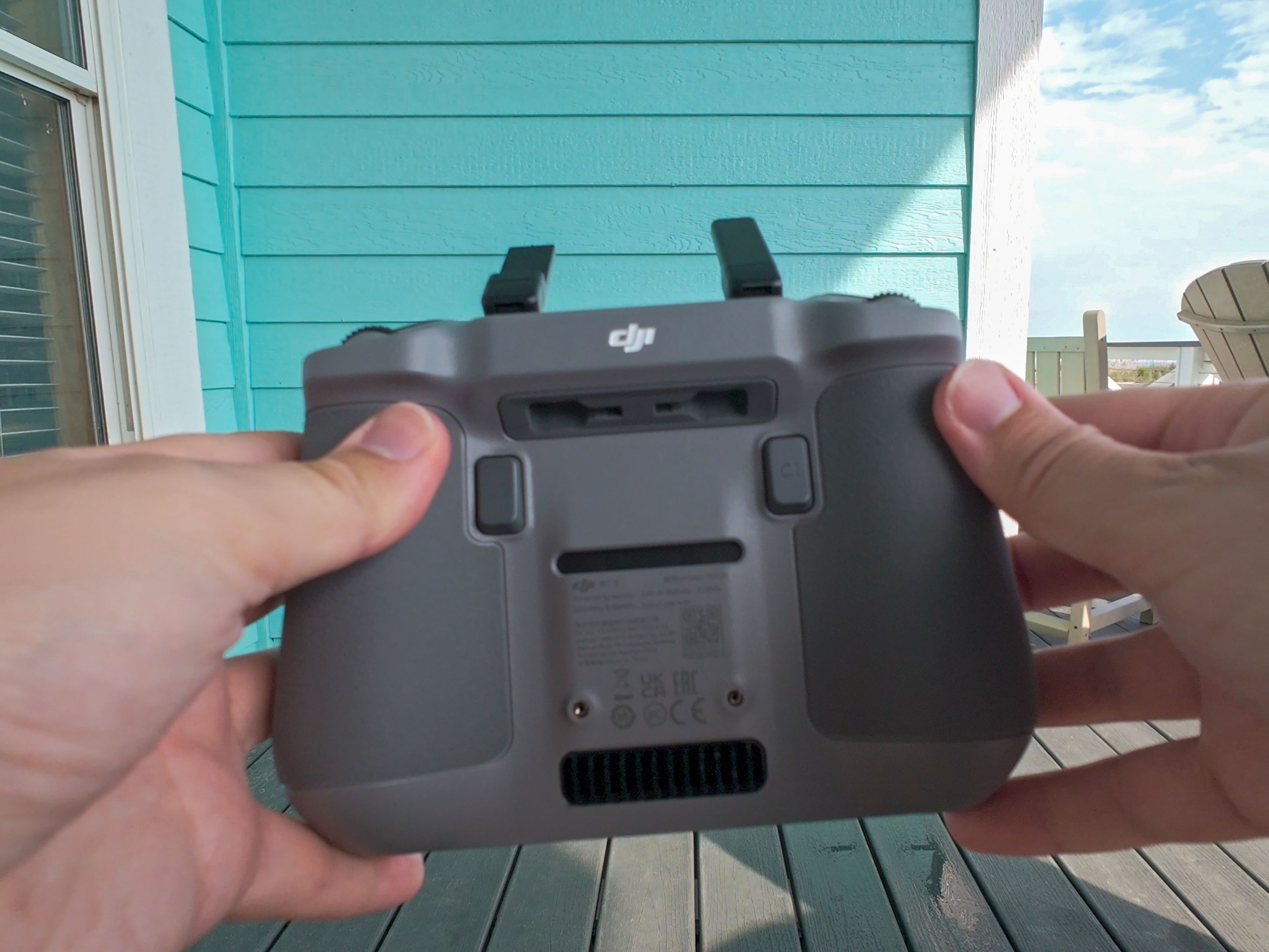 /sv/images/dji-air-3-controller-back.jpg