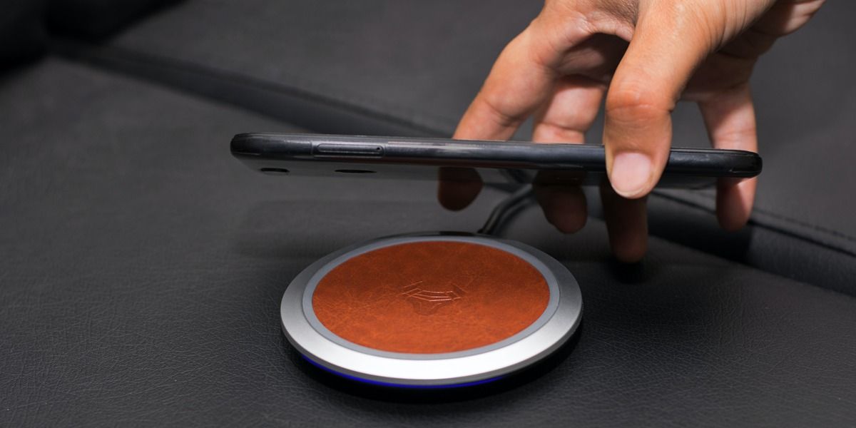 /sv/images/drop-iphone-on-the-wireless-charger.jpg