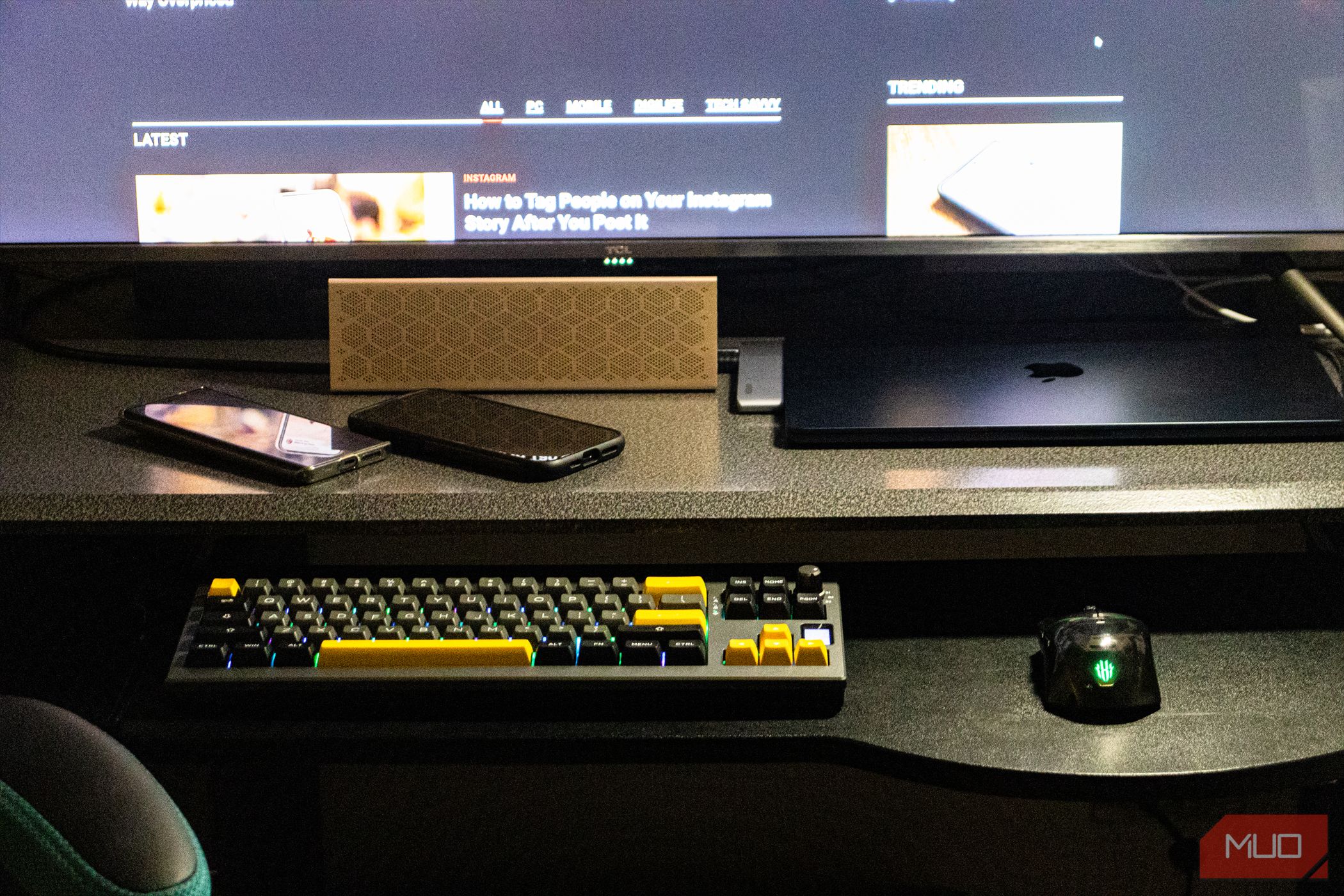 /sv/images/epomaker-shadow-x-on-a-dark-gray-themed-workstation.jpg