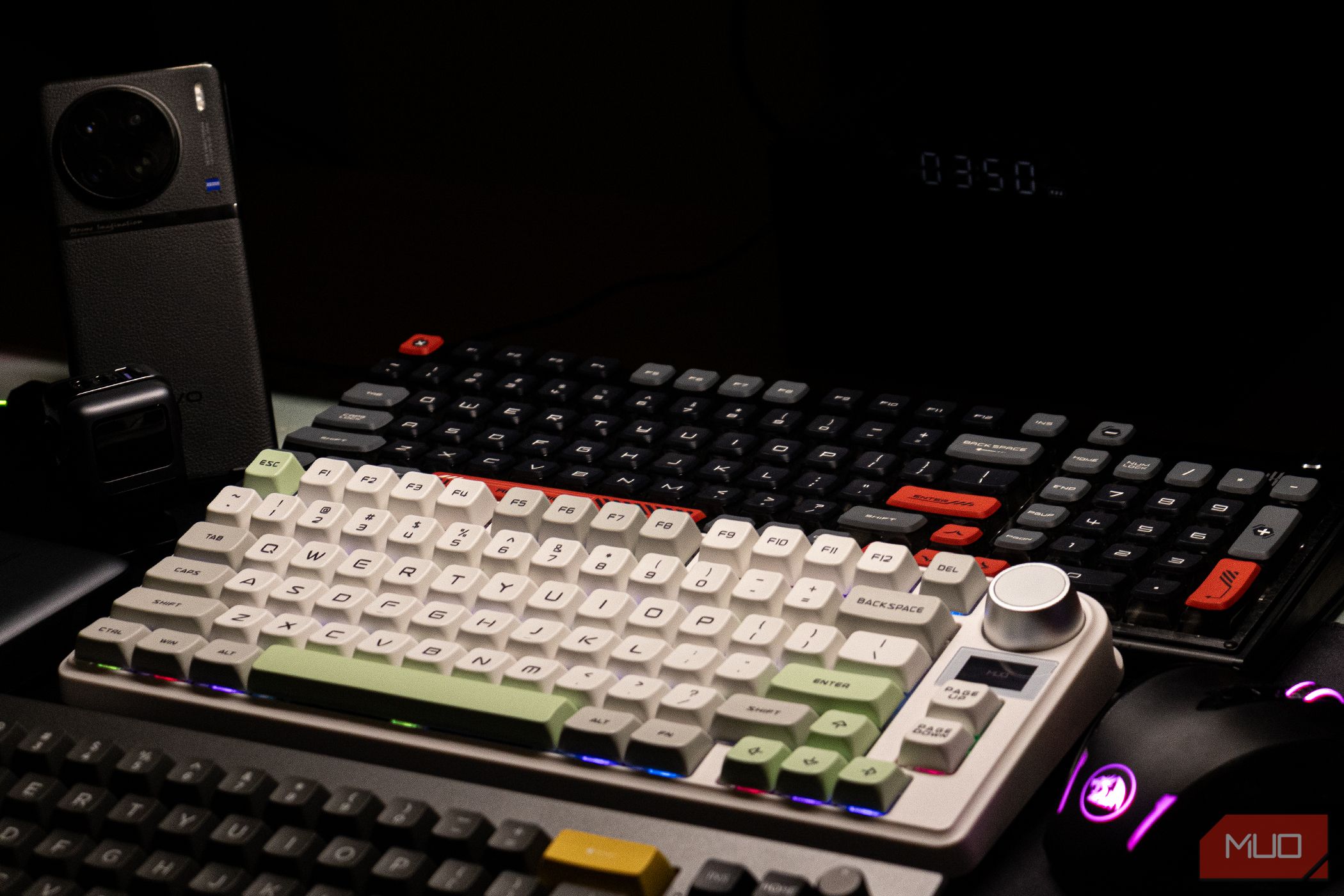/sv/images/epomaker-th80-x-on-a-desk-with-three-keyboards-and-other-devices.jpg