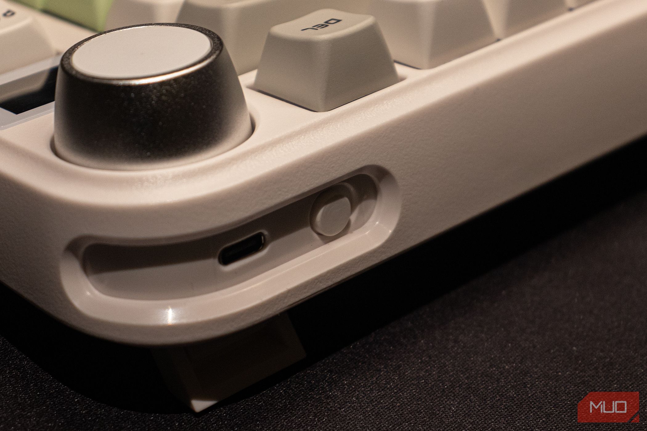 /sv/images/epomaker-th80-x-usb-c-and-power-switch.jpg