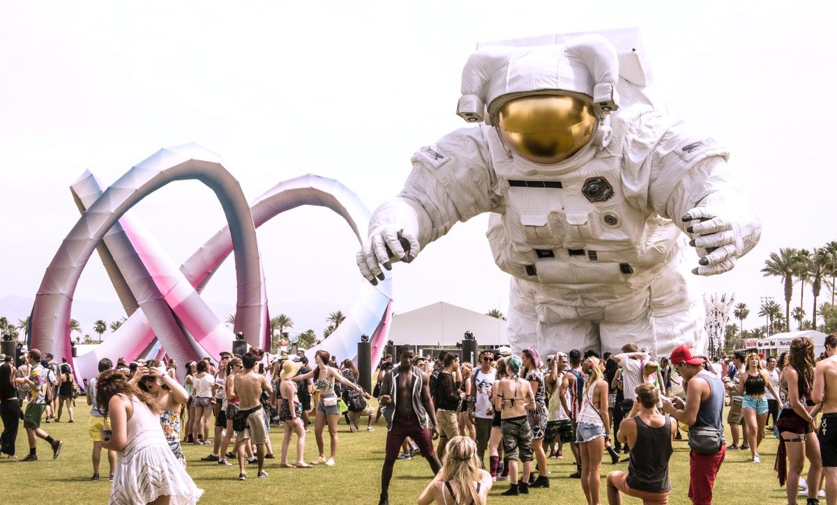 /sv/images/festival-with-a-giant-balloon-in-the-shape-of-an-astronaut.jpg