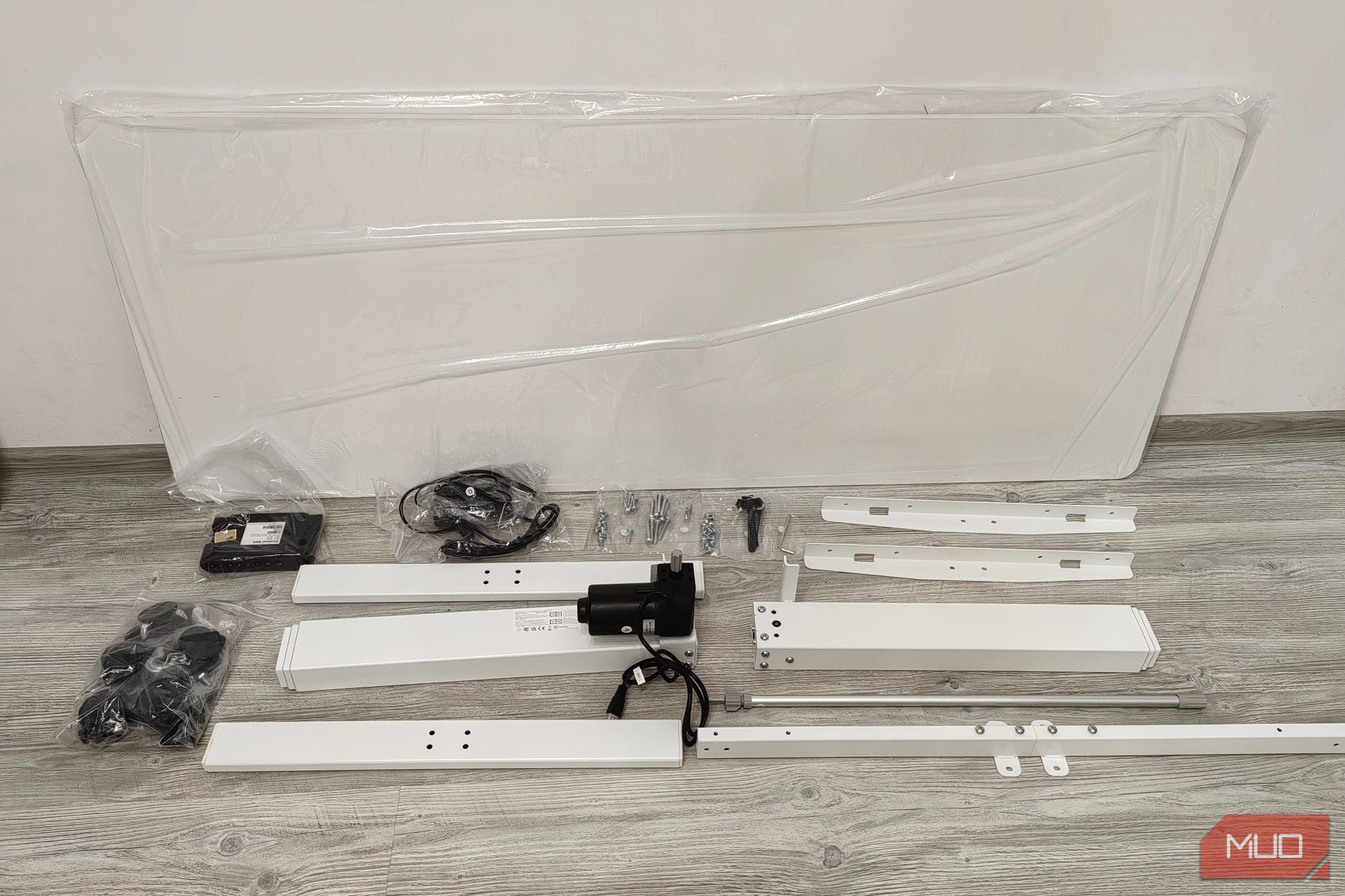 /sv/images/fezibo-basic-standing-desk-parts-on-the-floor.jpg