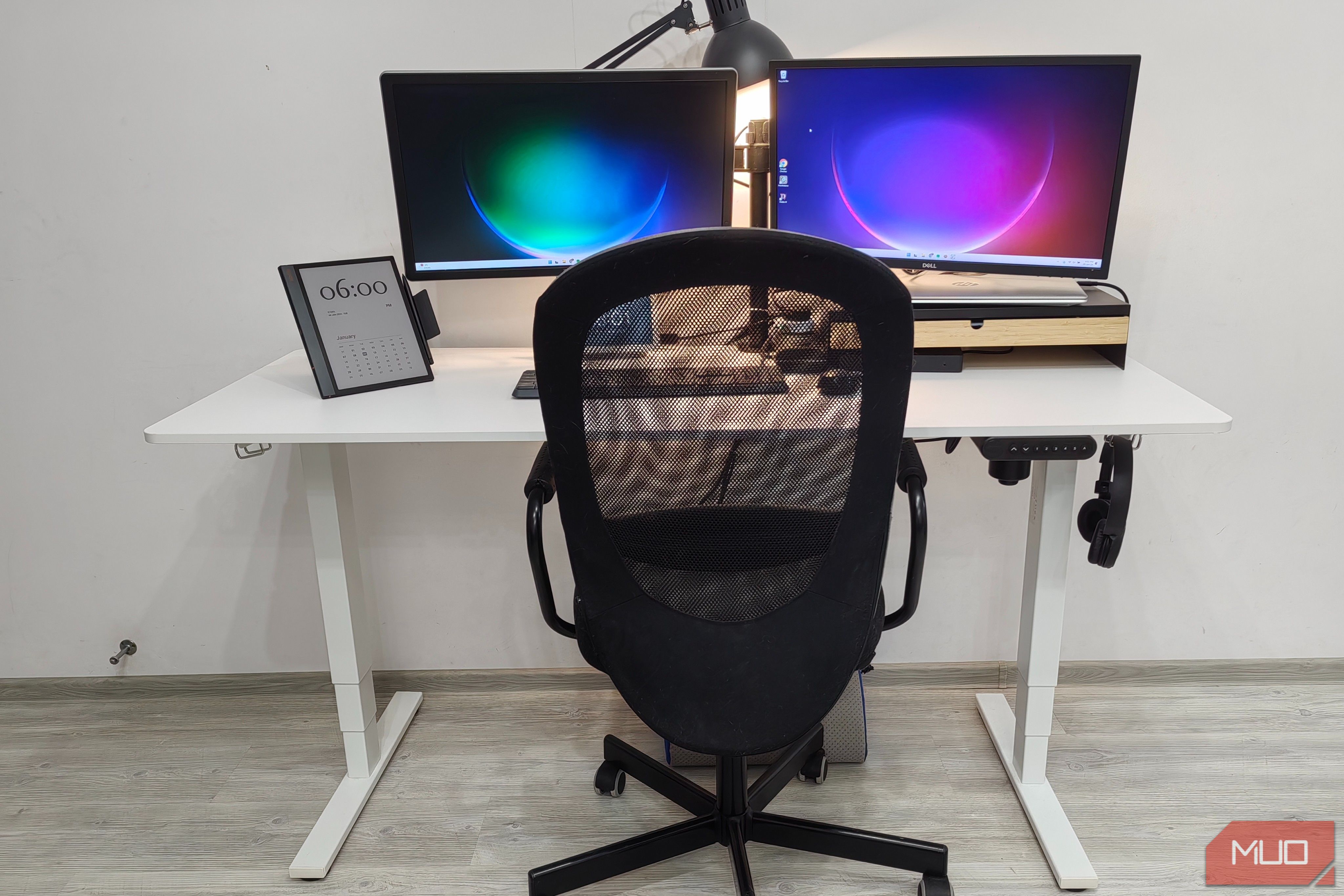 /sv/images/fezibo-basic-standing-desk-with-chair.jpg