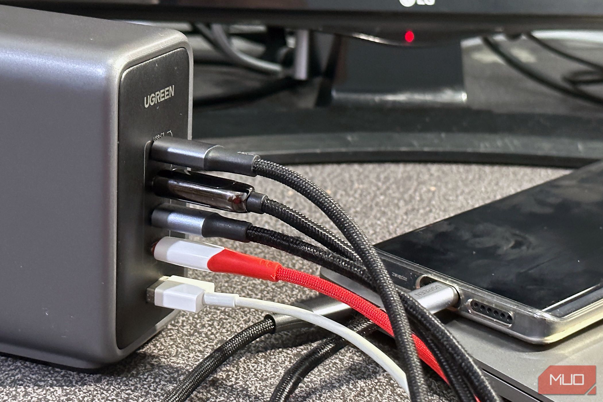 /sv/images/five-cables-plugged-into-the-ugreen-nexode-300w-gan-desktop-charger-1.jpg