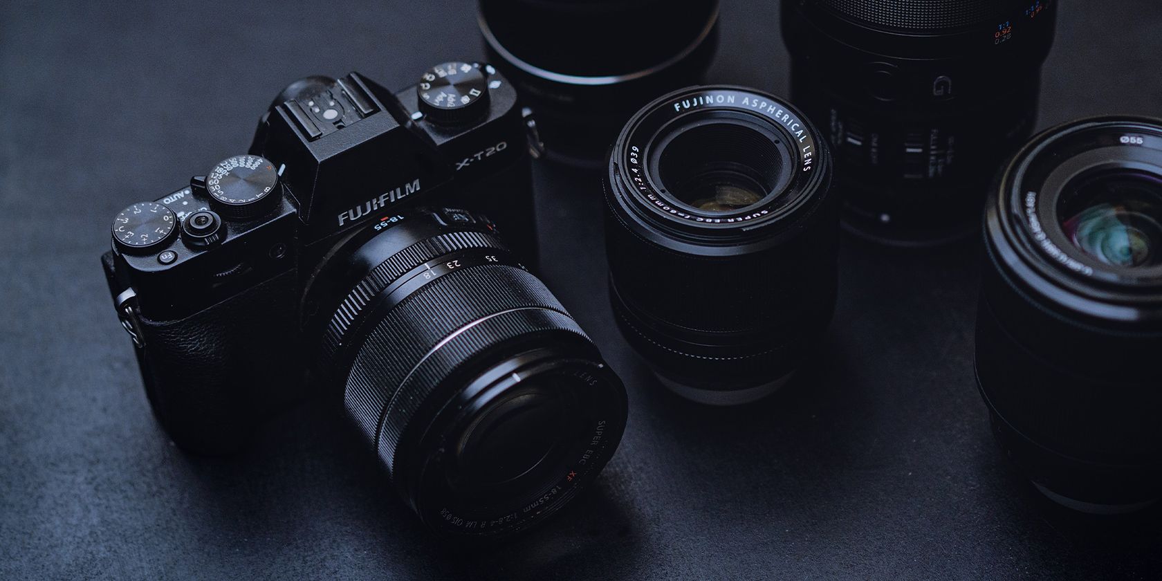 /sv/images/fuji-film-camera-with-a-wide-angle-lense-surrounded-by-other-lenses.jpg