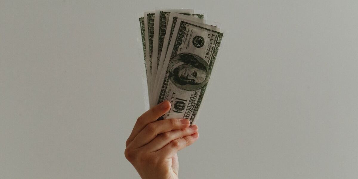 /sv/images/hand-holding-money.jpg