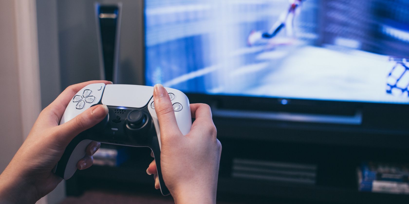 /sv/images/hands-holding-a-ps5-controller-in-front-of-a-tv-screen.jpg