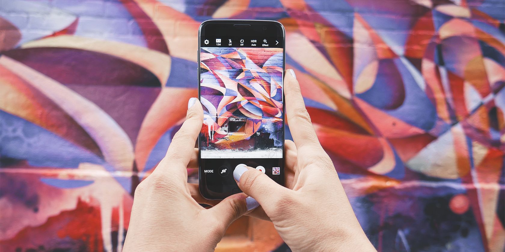 /sv/images/hands-holding-a-smartphone-taking-a-photo-of-patterned-wall.jpg