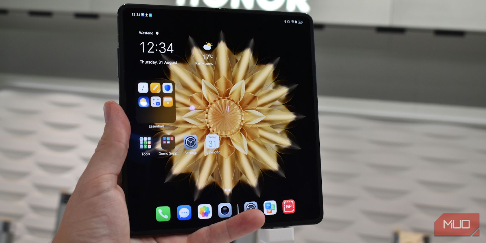 /sv/images/honor-magic-v2-held-unfolded-feature.jpg