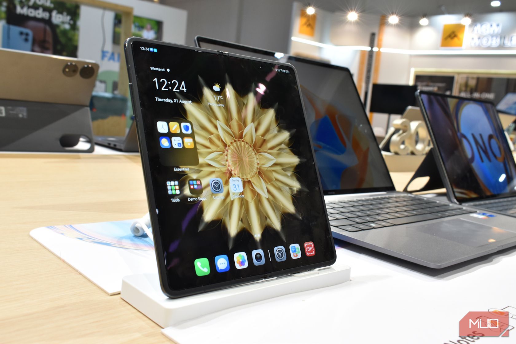 /sv/images/honor-magic-v2-unfolded-mode-on-stand.jpg