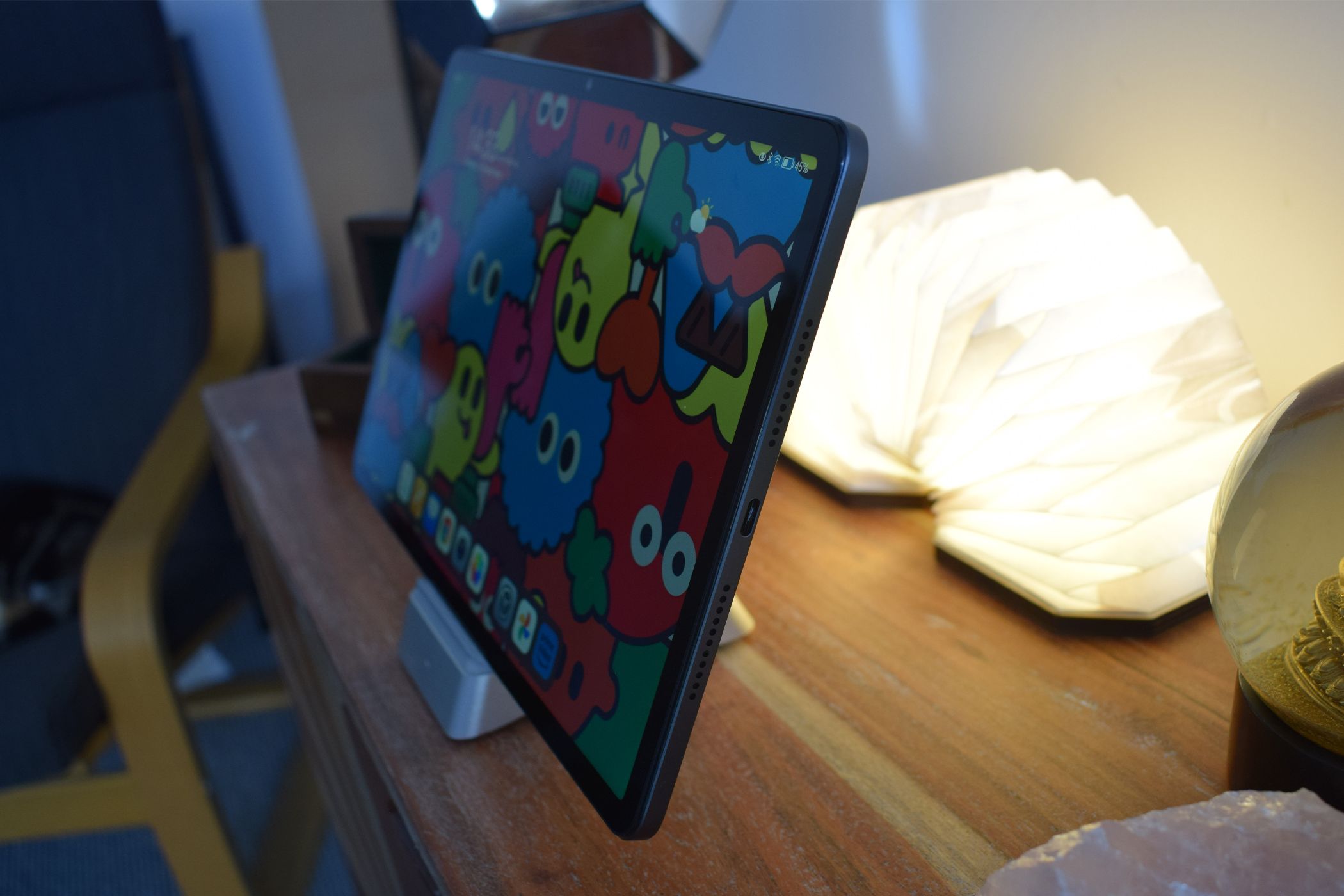 /sv/images/honor-pad-x9-type-c-usb-charging-port-and-right-speakers.jpg