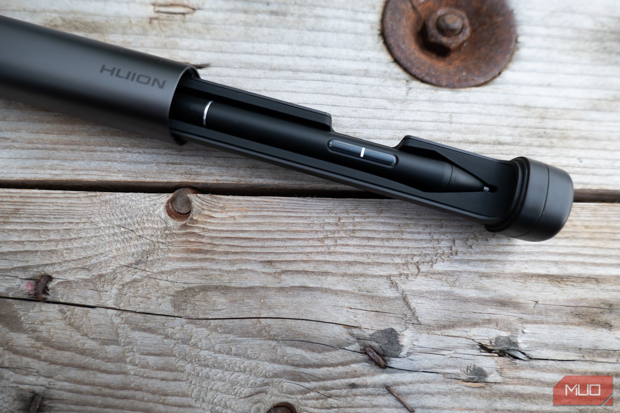 /sv/images/huion-kamvas-studio-16-pen-and-storage-for-nibs.jpg