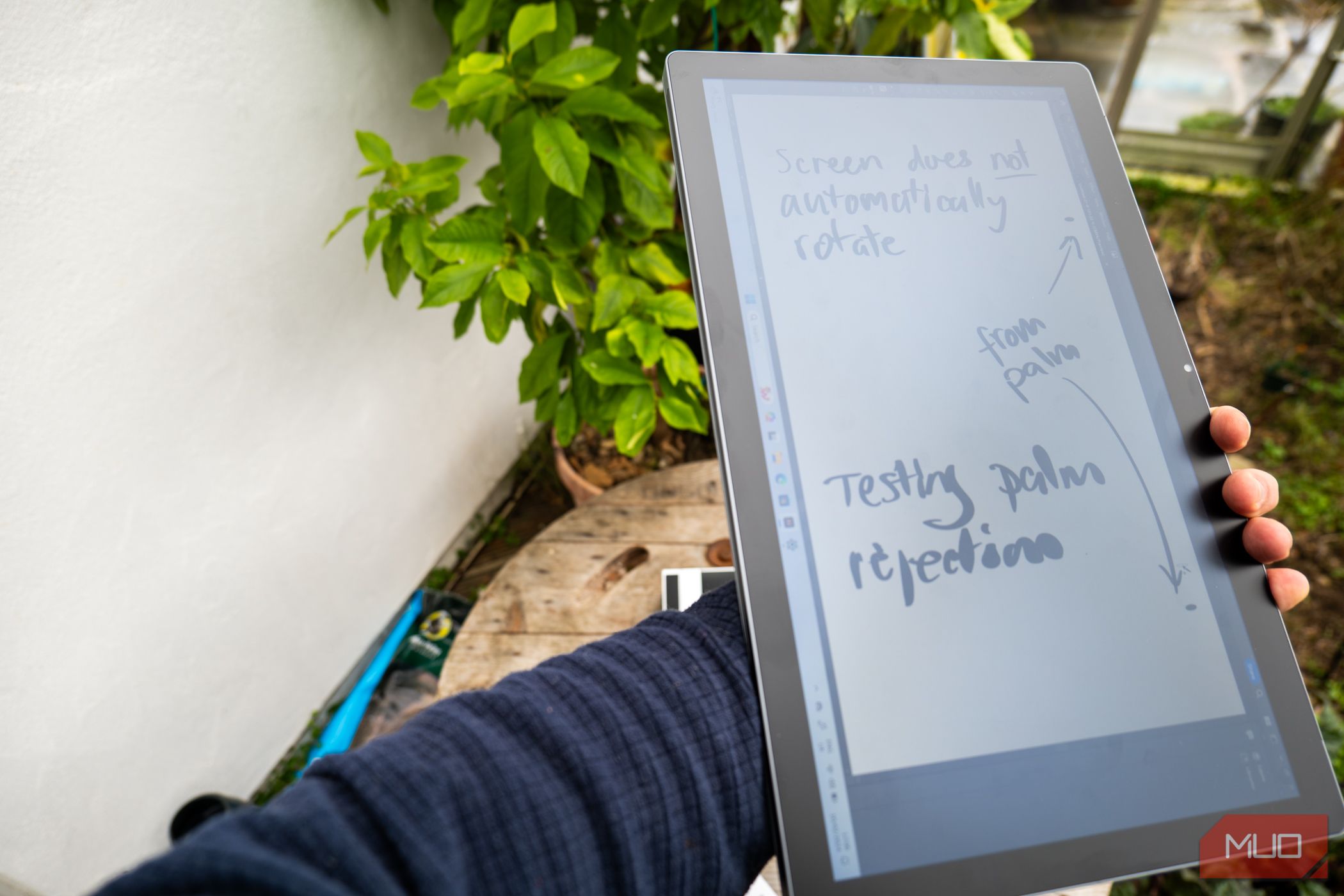 /sv/images/huion-kamvas-studio-16-screen-in-sun-showing-screen-not-rotating.jpg