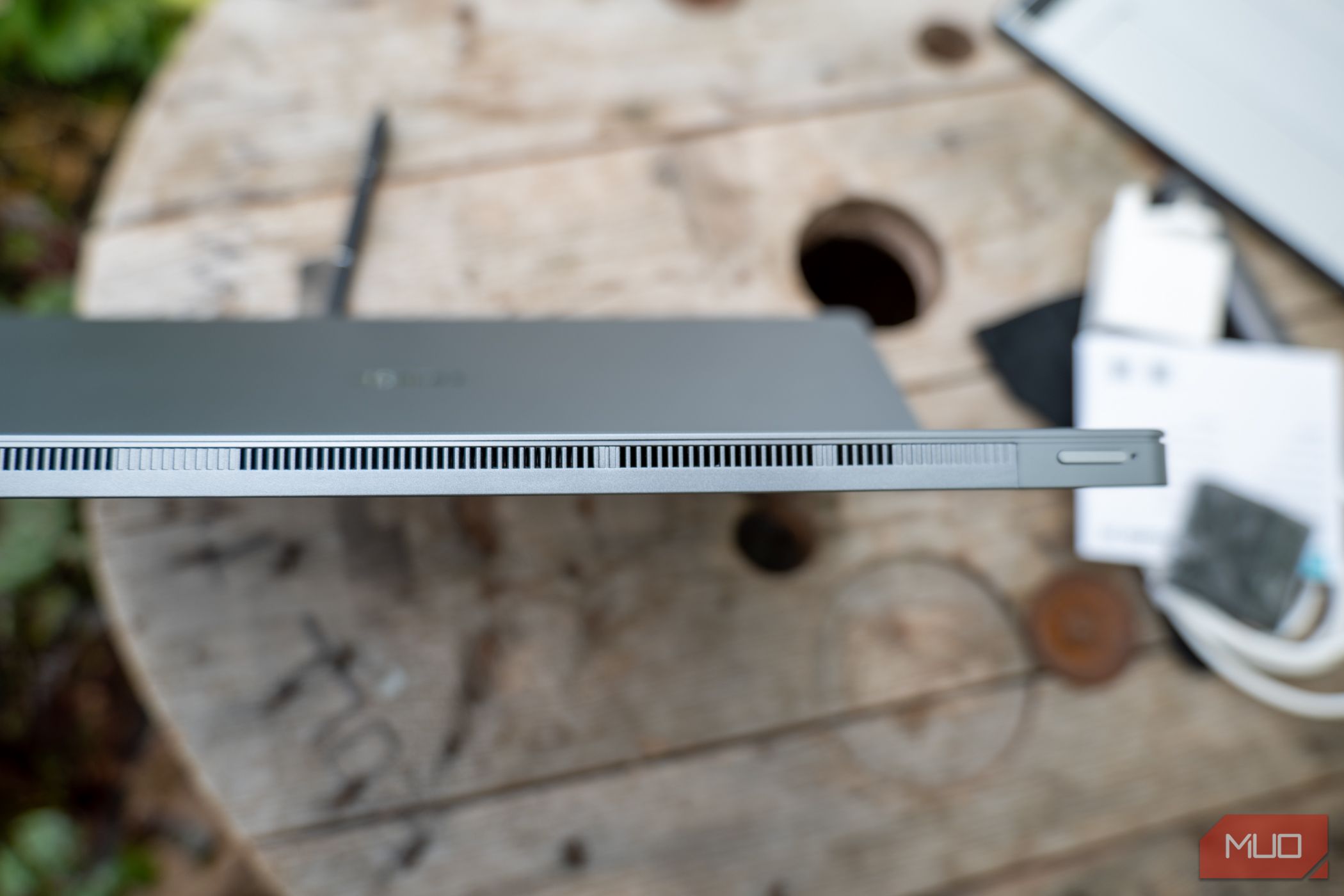 /sv/images/huion-kamvas-studio-16-top-edge-fan-grill.jpg