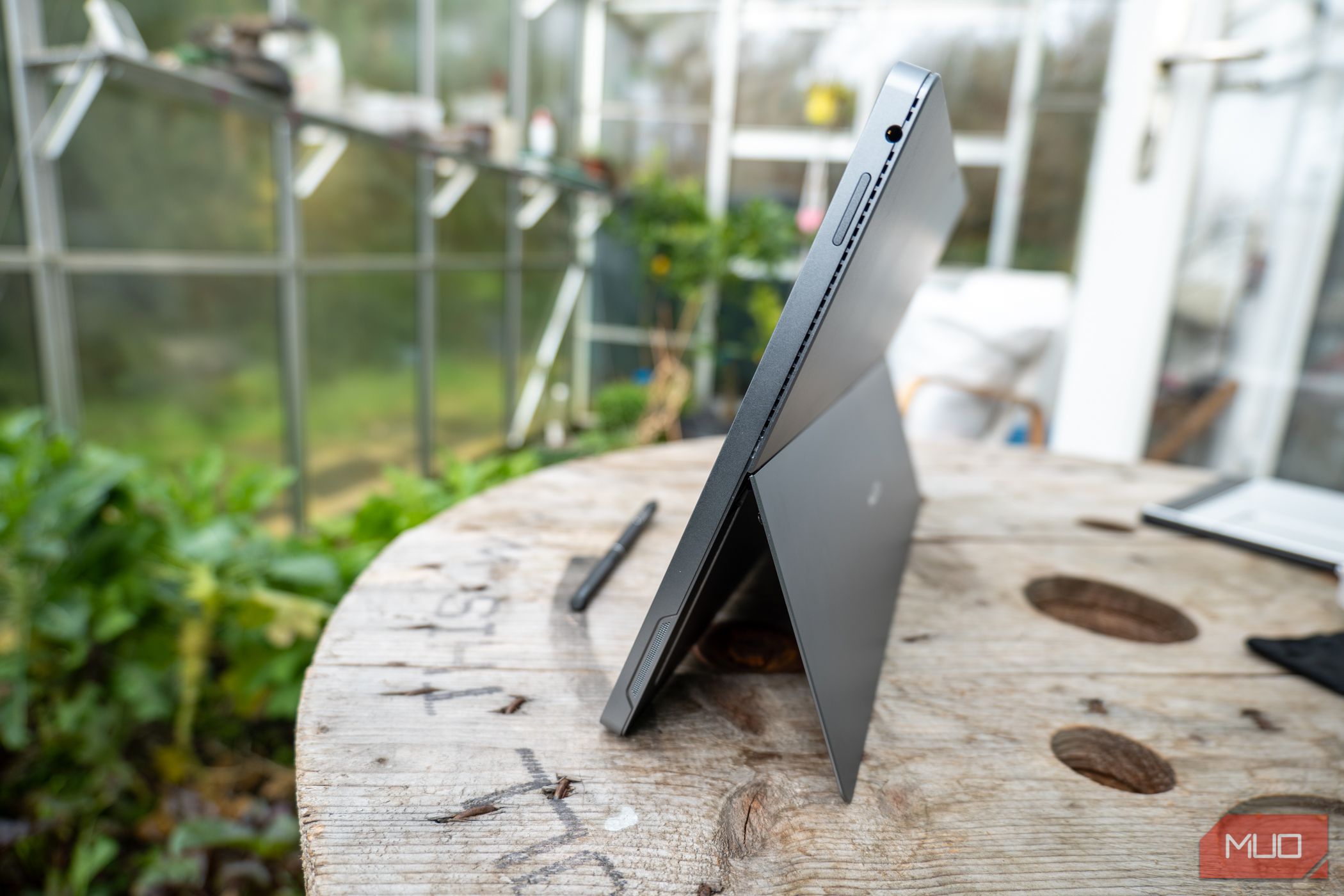 /sv/images/huion-kamvas-studio-16-volume-rocker-and-rear-stand.jpg