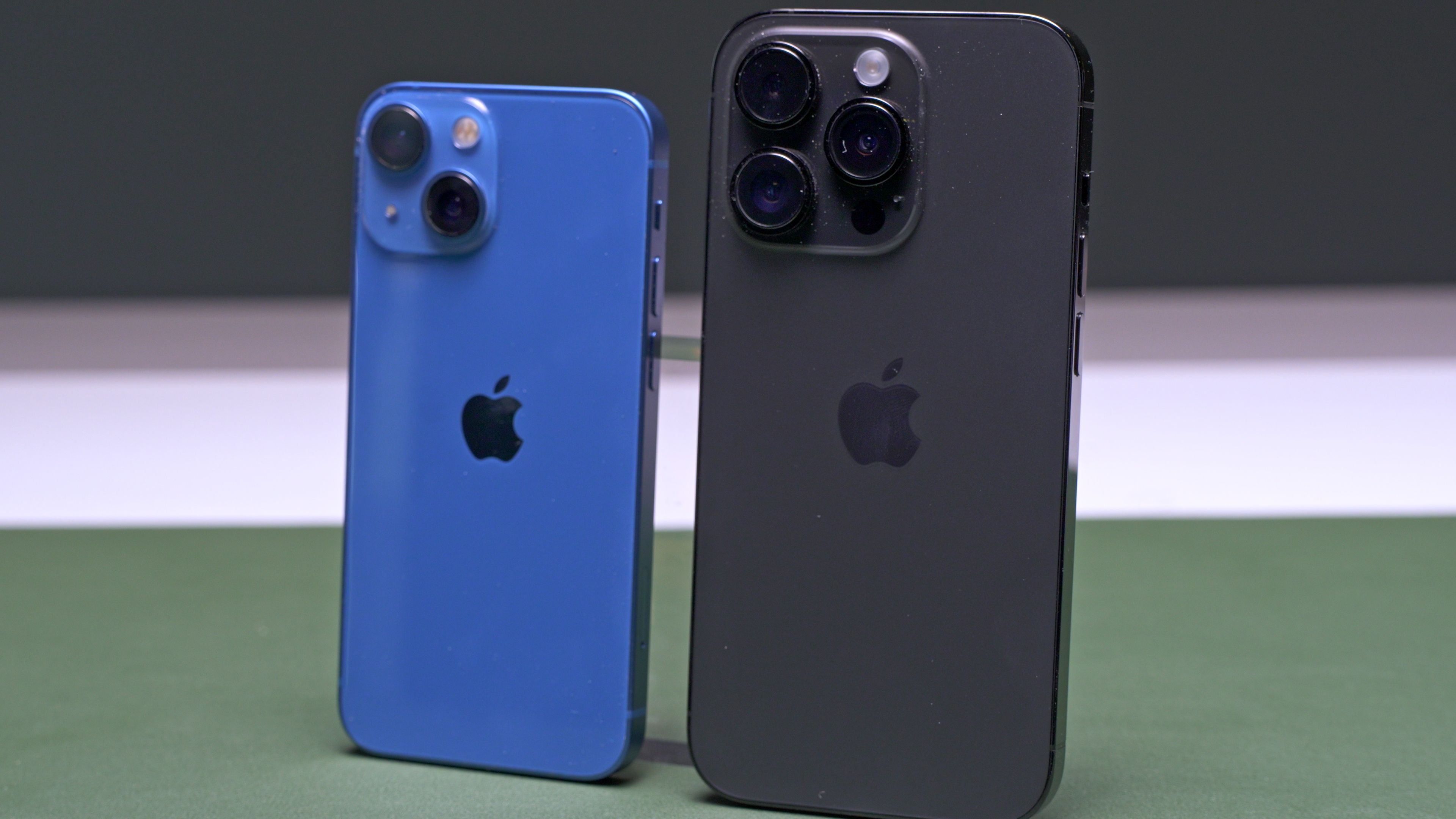 /sv/images/iPhone-14-Pro---Rear-view-Next-to-iPhone-13-Mini.jpg