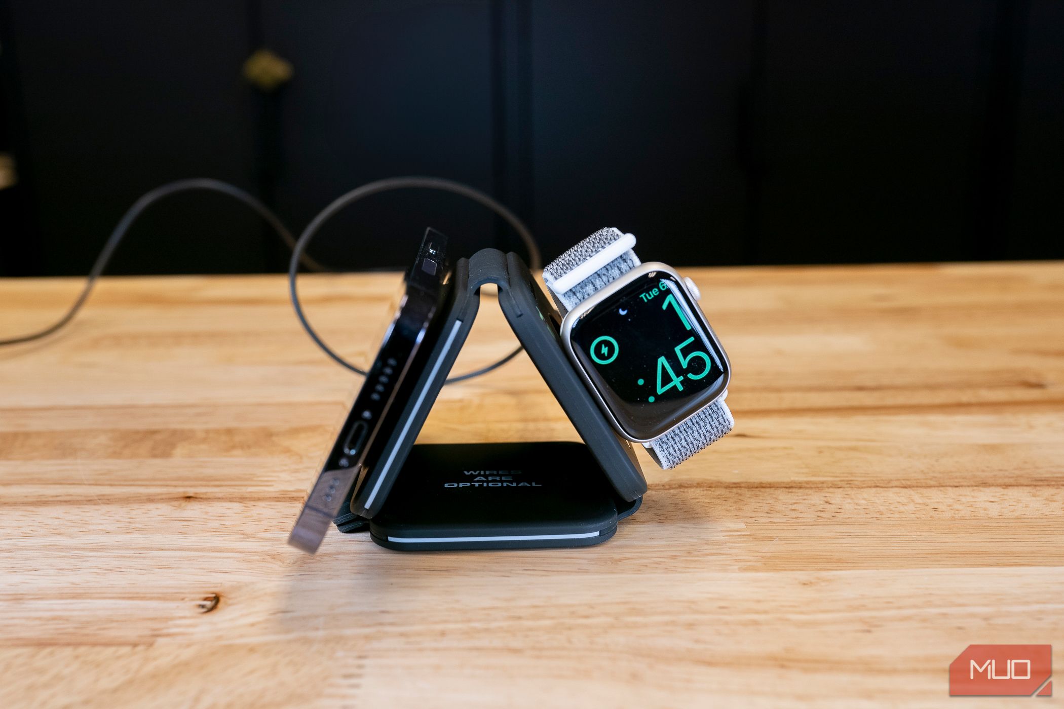 /sv/images/infinacore-t3-charging-an-iphone-and-apple-watch-jpg.jpg
