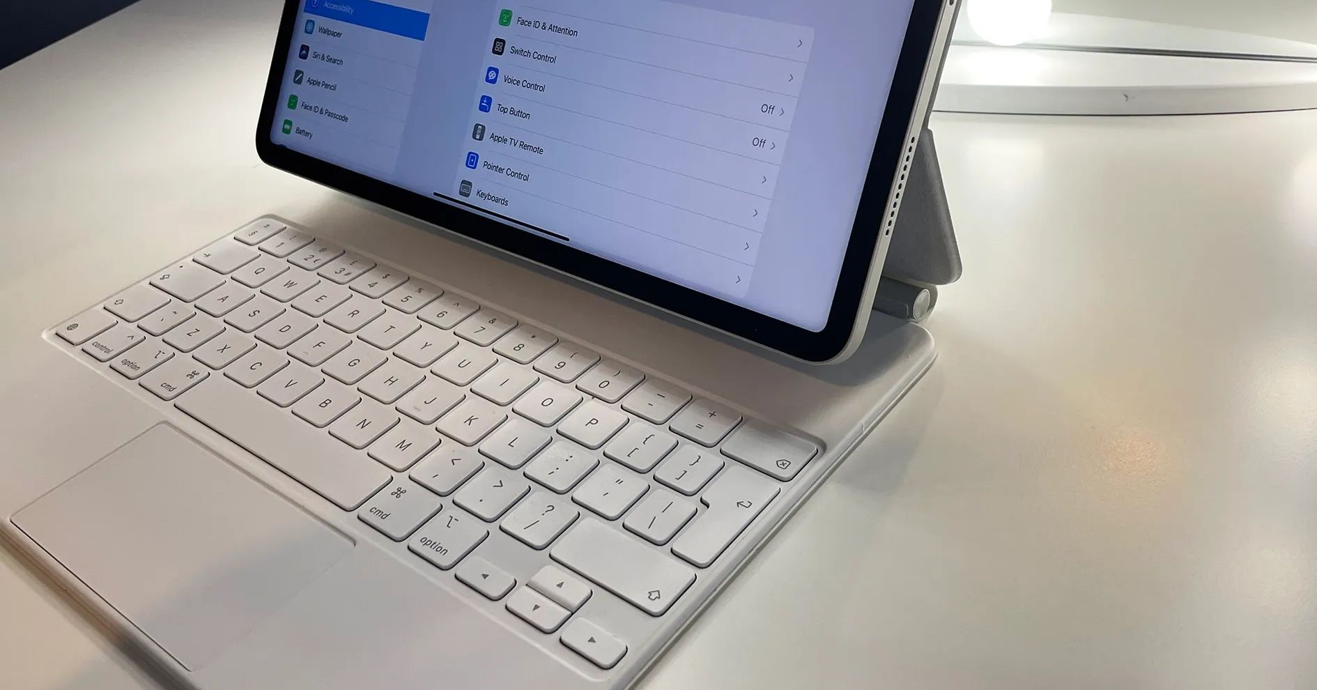 /sv/images/ipad-pro-connected-to-a-white-magic-keyboard.jpg