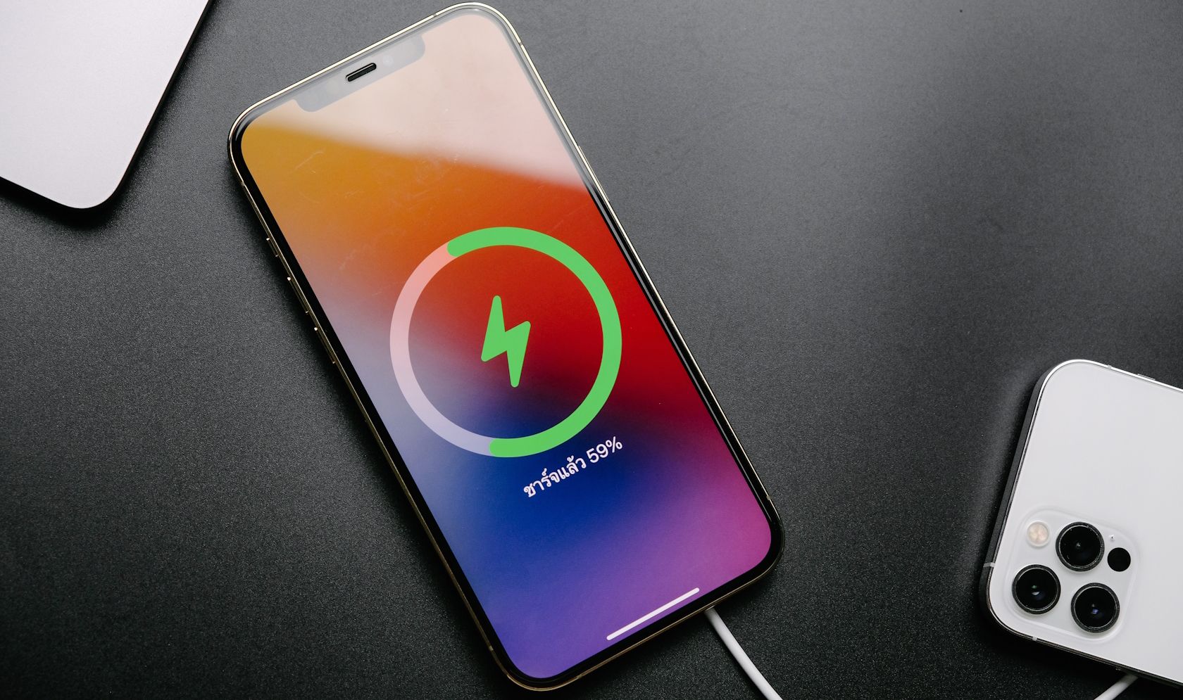 /sv/images/iphone-13-being-charged-using-magsafe.jpg