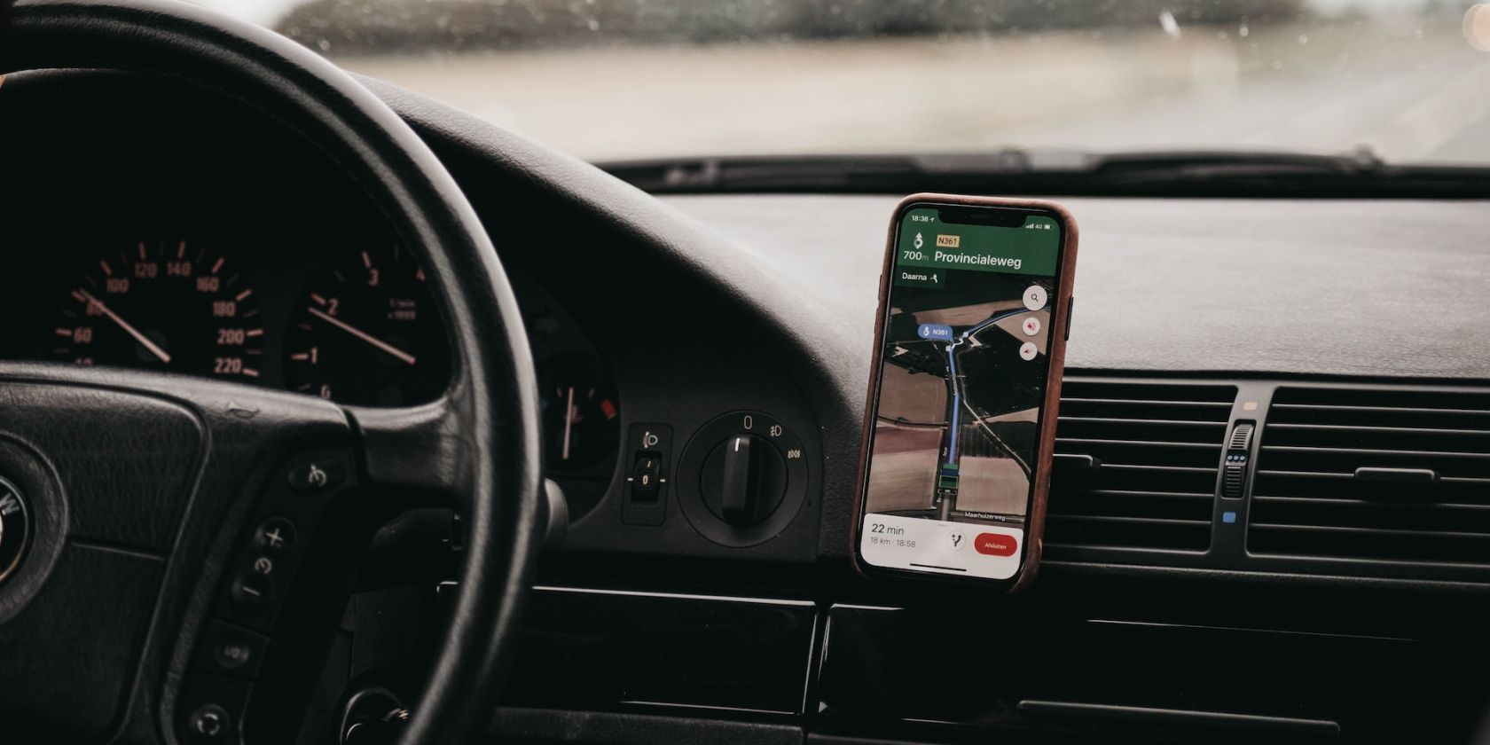 /sv/images/iphone-helping-a-driver-with-navigation.jpg