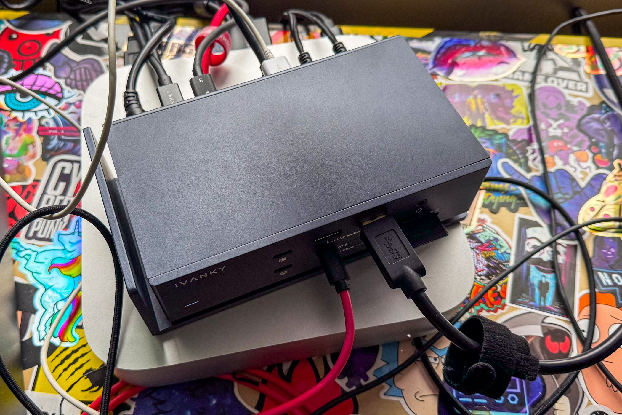 /sv/images/ivanky-fusiondock-max-1-cable-mess-1-1.jpg