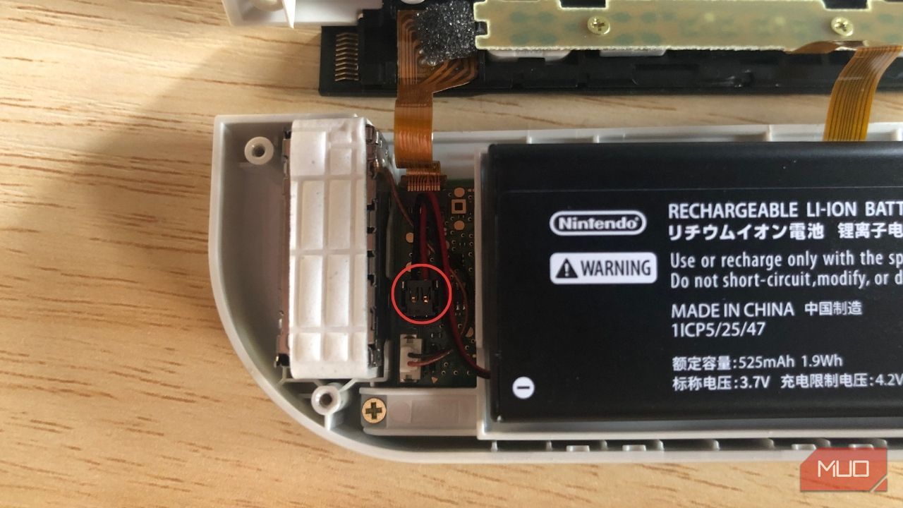 /sv/images/joy-con-battery-plug.jpg