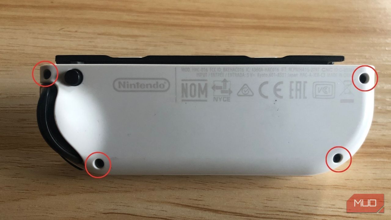 /sv/images/joy-con-four-back-screws.jpg
