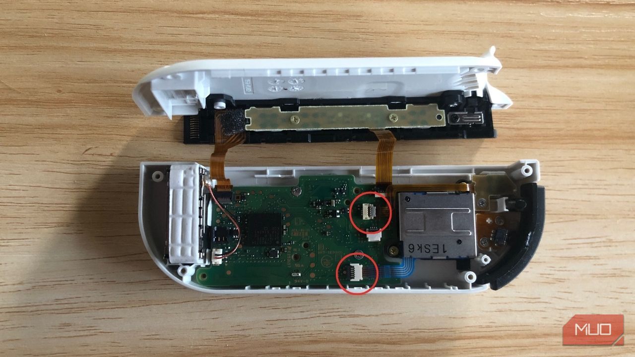 /sv/images/joystick-ribbon-cables-in-joy-con-1.jpg
