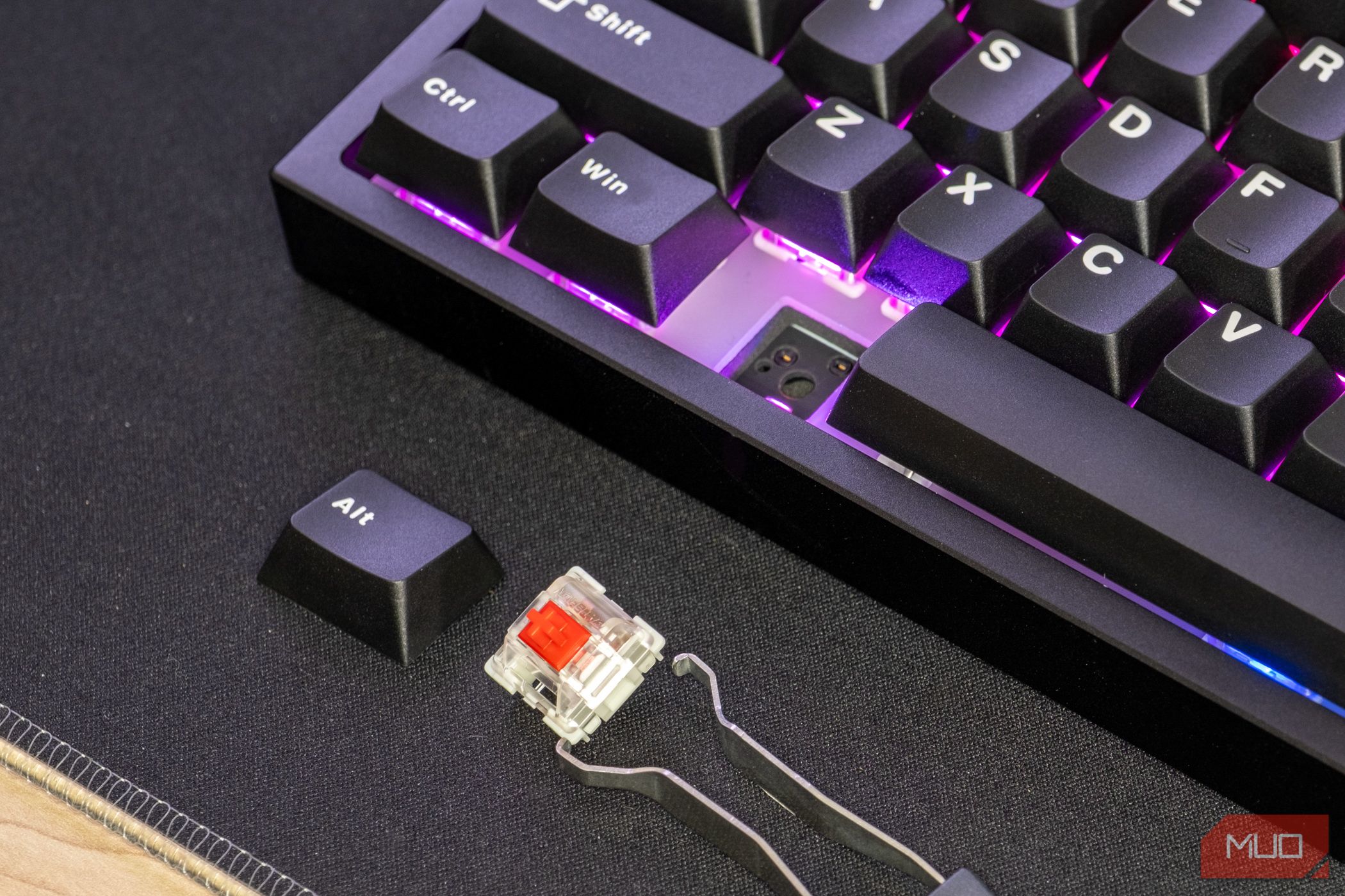 /sv/images/keycap-and-switch-removed-from-the-cyberpower-pc-ck60-gaming-keyboard-using-the-extraction-tool-jpg_53196489865_o.jpg