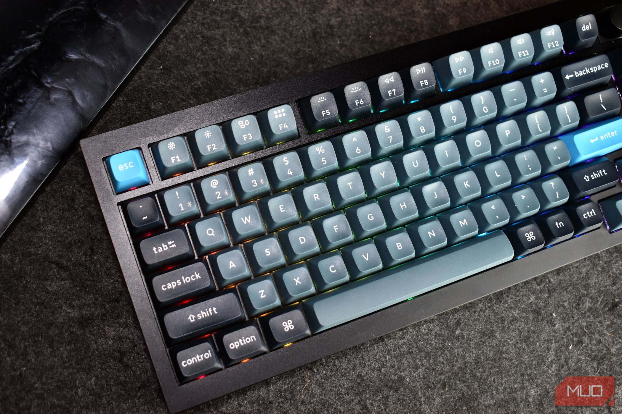 /sv/images/keychron-q1-pro-top-down-with-arm-rest-to-side-feature.jpg