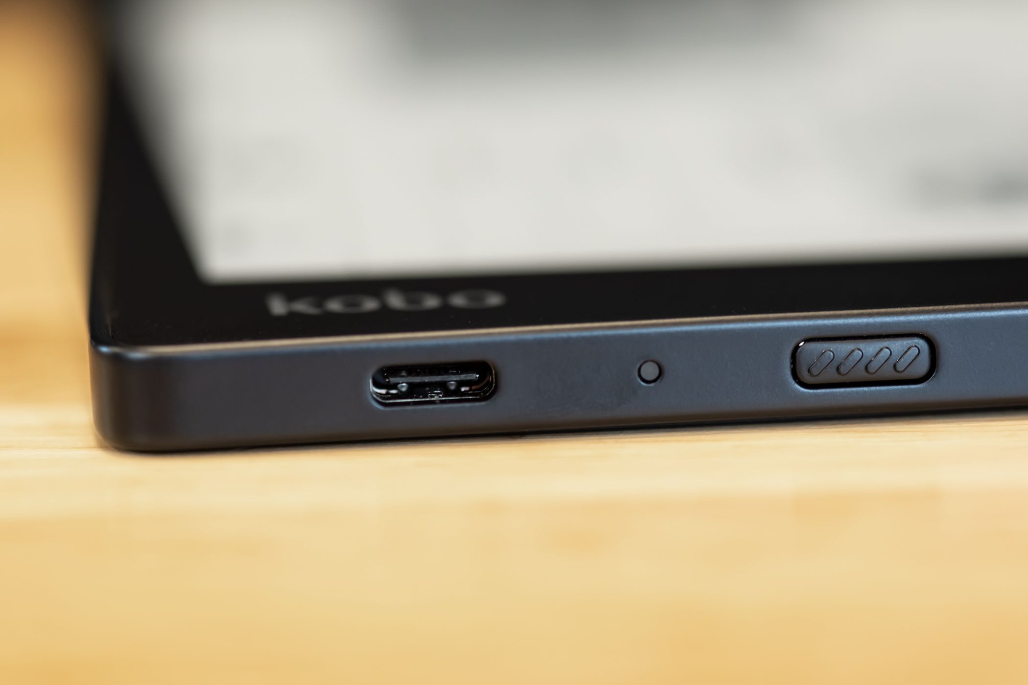 /sv/images/kobo-elipsa-2e-charging-port.jpg