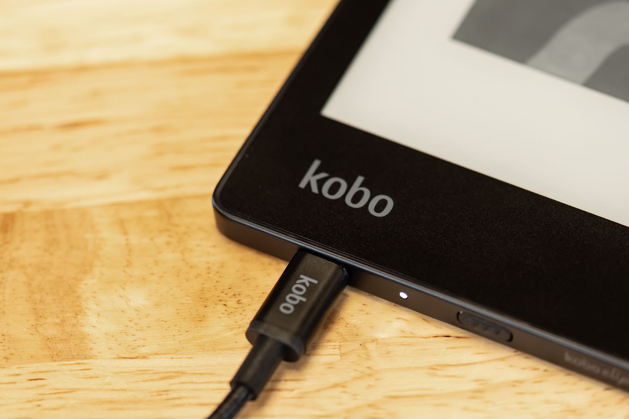 /sv/images/kobo-elipsa-2e-charging.jpg