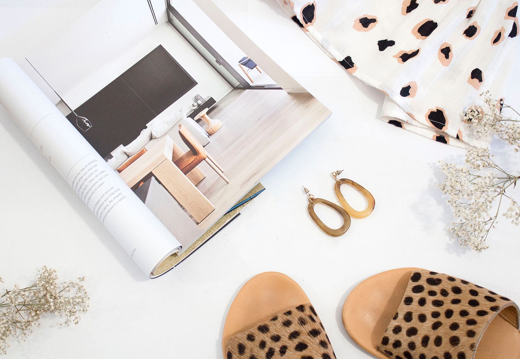 /sv/images/leapord-print-shoes-and-fabric-with-magazine-and-earrings.jpg
