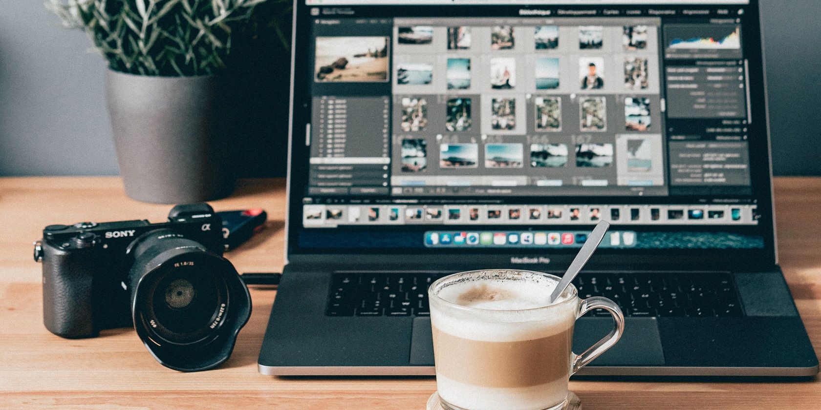 /sv/images/lightroom-open-on-laptop-with-coffee-and-camera.jpg