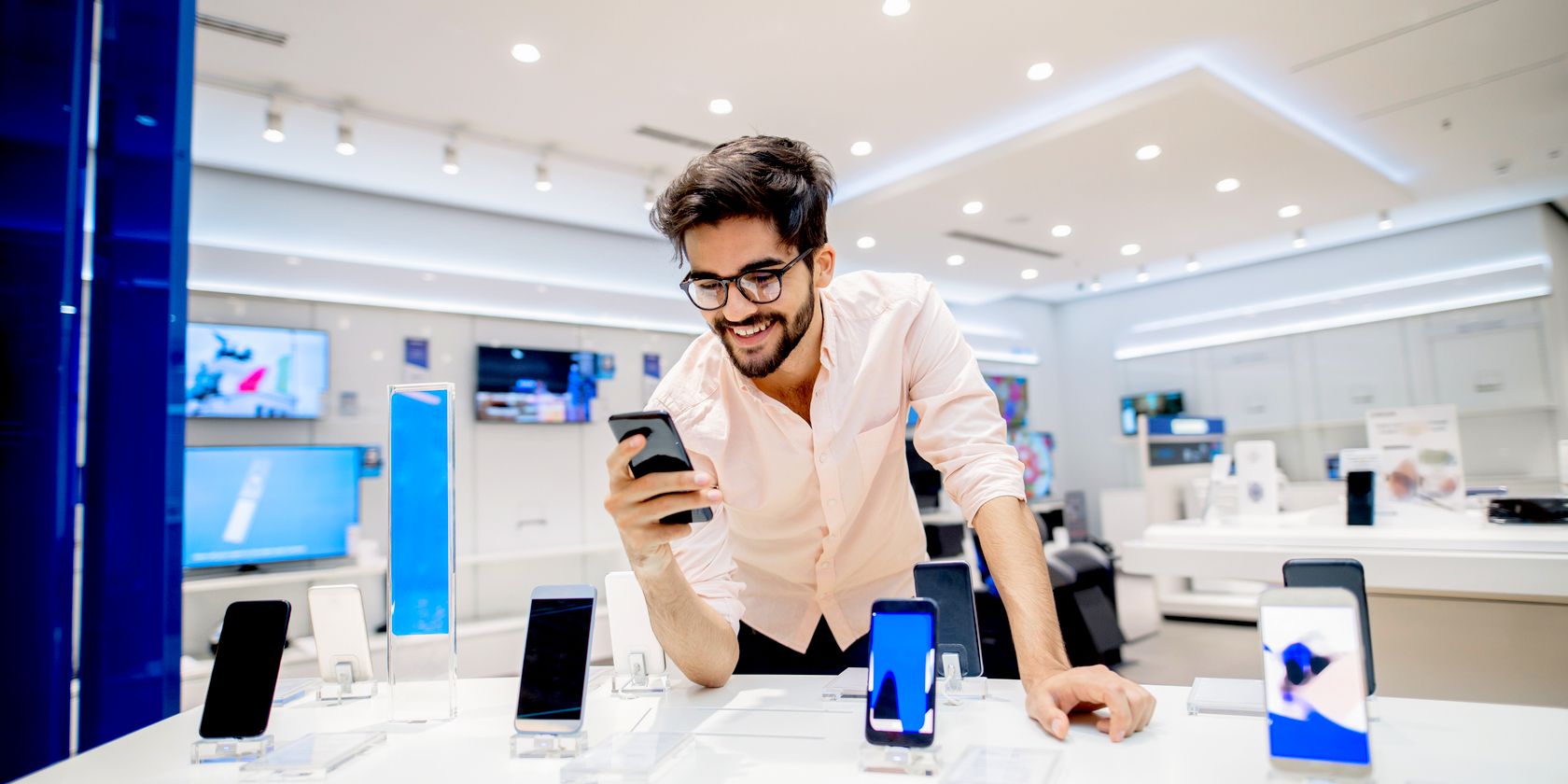 /sv/images/man-checking-out-smartphone-specs-in-store-feature.jpg