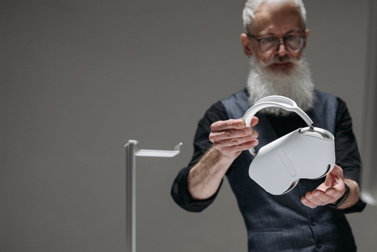 /sv/images/man-holding-apple-s-airpods-max.jpg