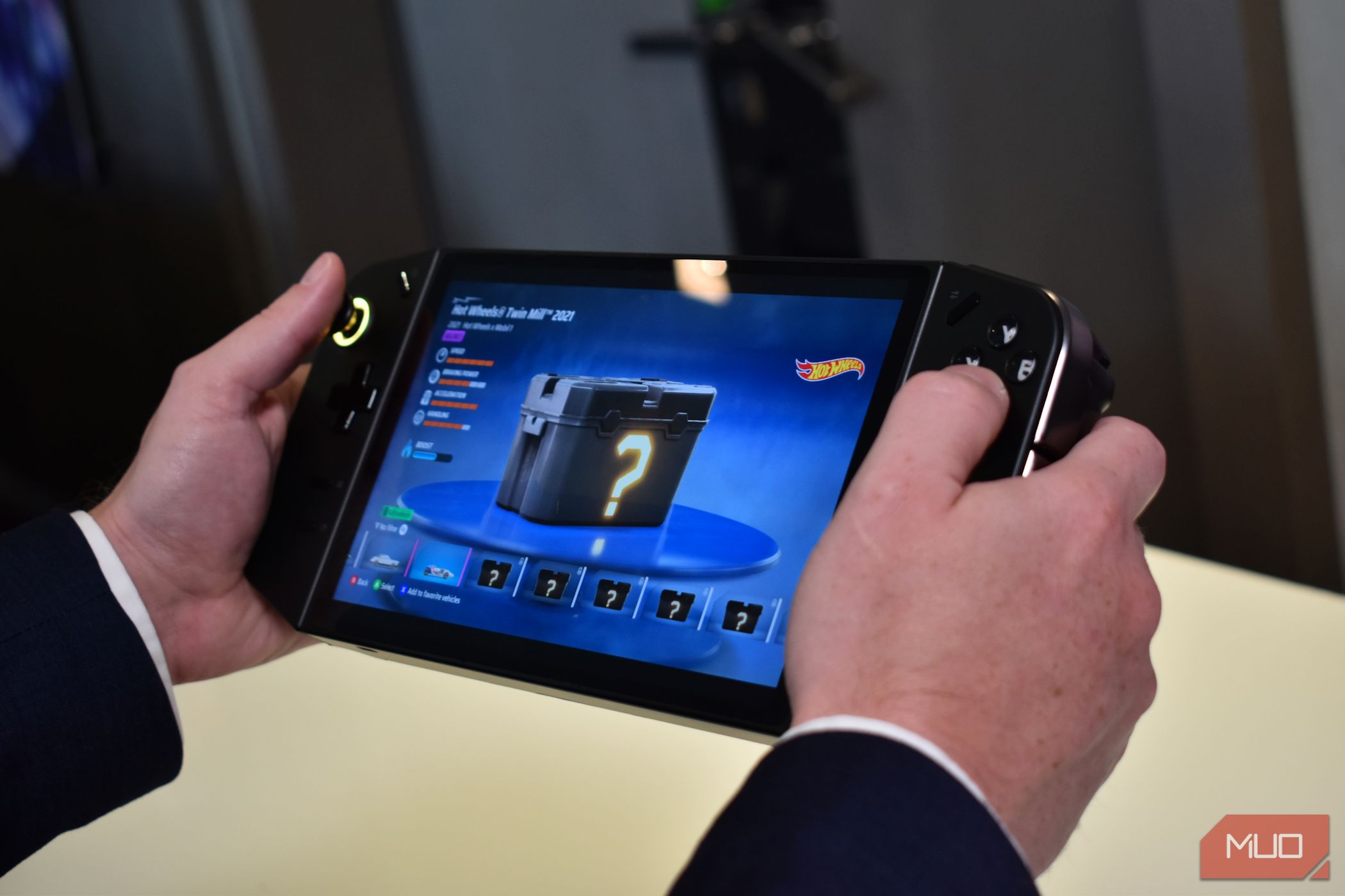 /sv/images/man-holding-lenovo-legion-go-at-ifa-2023.jpg