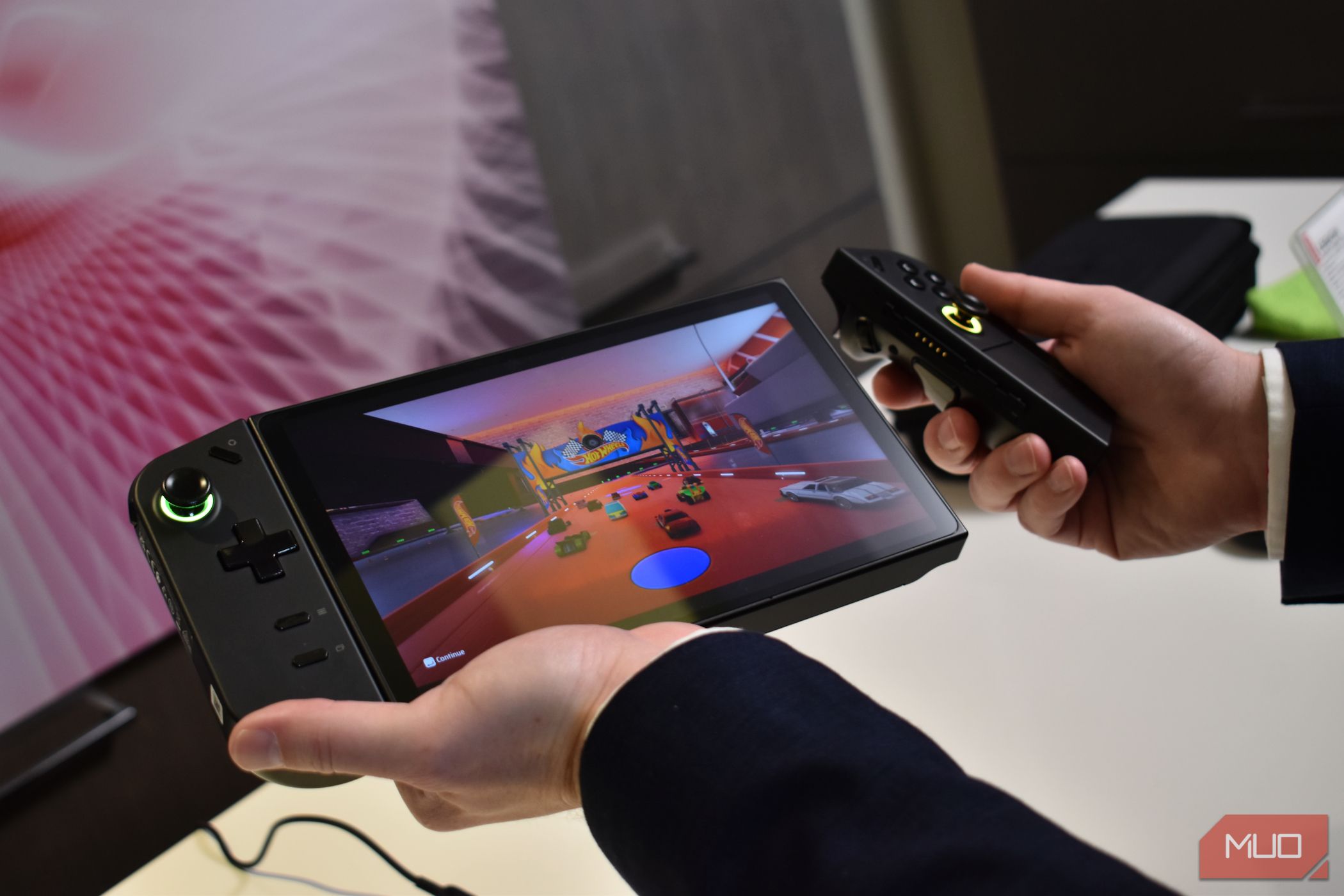 /sv/images/man-holding-lenovo-legion-go-with-separate-controller-atifa-2023-1.jpg