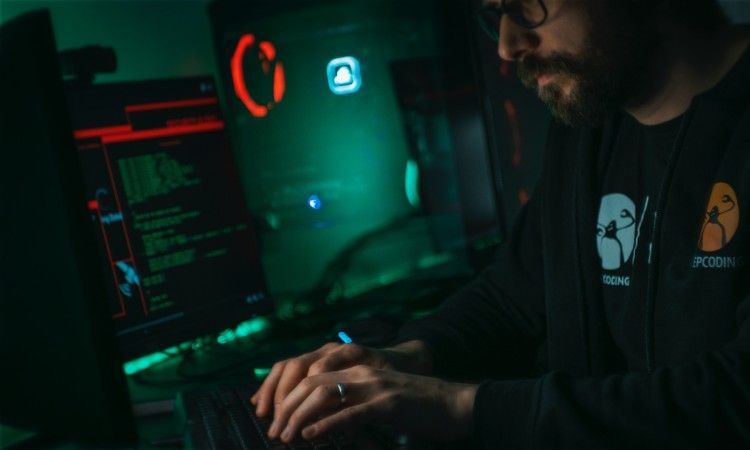 /sv/images/man-in-dark-clothes-typing-on-computers.jpg