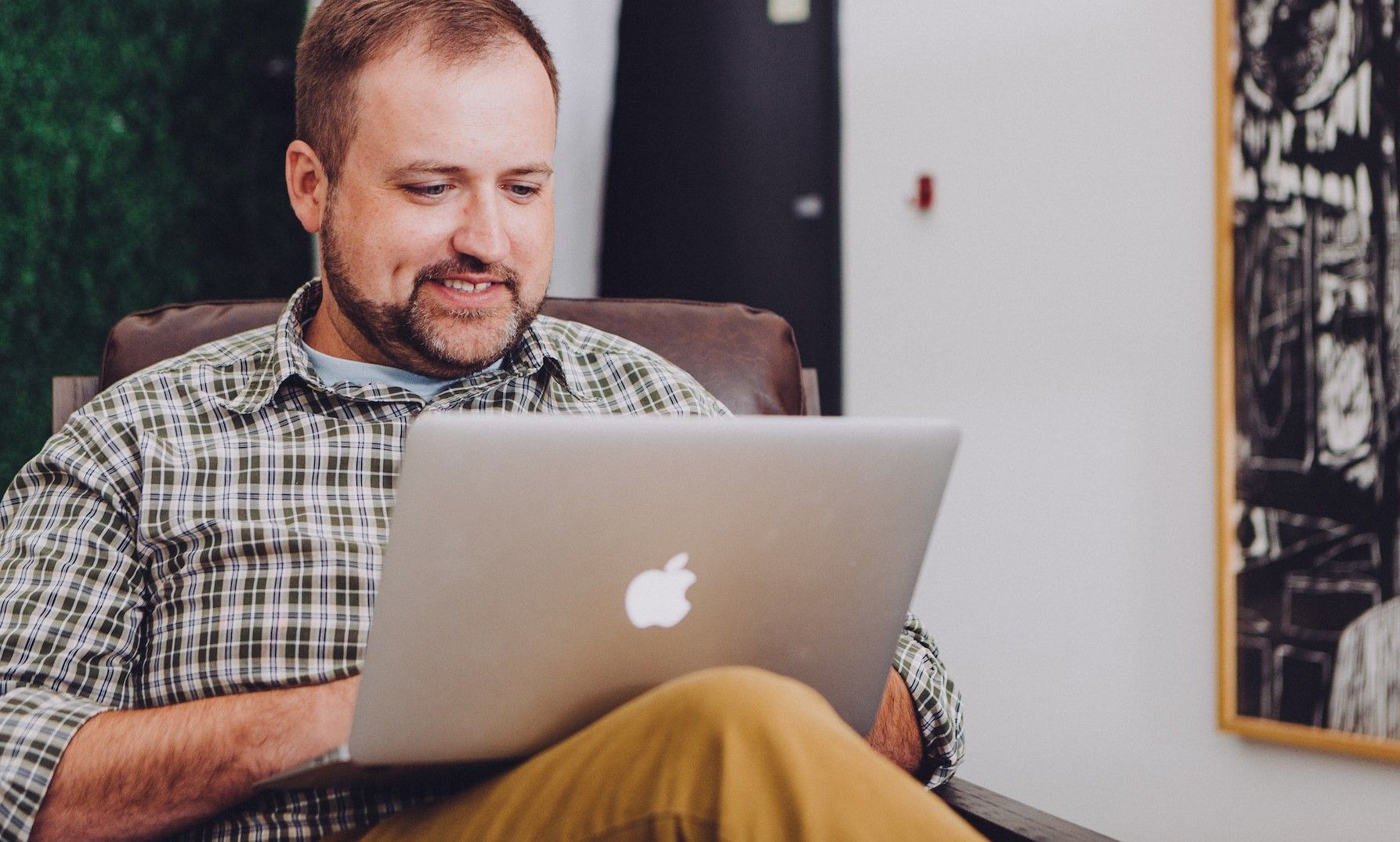 /sv/images/man-laptop-sitting.jpg