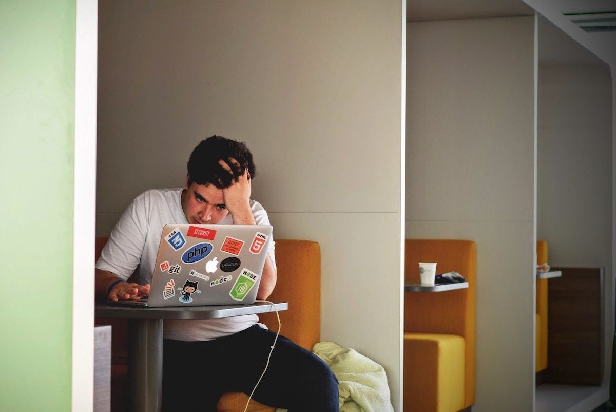 /sv/images/man-looking-at-laptop.jpg